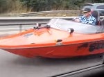 あれは何だ！？　　ボートが道路を走ってきたと思ったら…