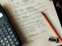 数学を勉強するなら寝る前が効果的。記憶が定着しやすいことが判明