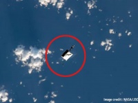 ISSの宇宙飛行士が船外活動中に工具バッグを落としてしまい、宇宙を漂う様子がとらえられる