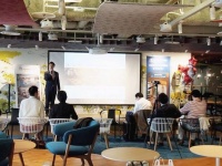 『特区民泊で成功する！民泊のはじめ方』の著者、新山彰二さんの講演風景