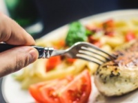 げんなり。女子が不快に思った知人の残念食事マナー「店員への態度がでかい」「クチャラー」