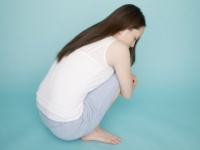 しんどい……女の独り身がツライ瞬間5つ　「SNSの幸せ攻撃」「年越しや誕生日」ほか