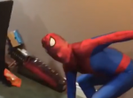スパイダーマンのスーツを着た男の運命が予想外すぎて笑える。ファスナーが…。