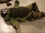 「助けてー！」　一般人女性が警察の“防爆スーツ”を着た結果…