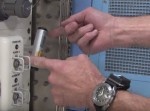 【ビックリ】宇宙でＴ字ハンドルを回すと⇒　予想外な動きを見せた！！！！