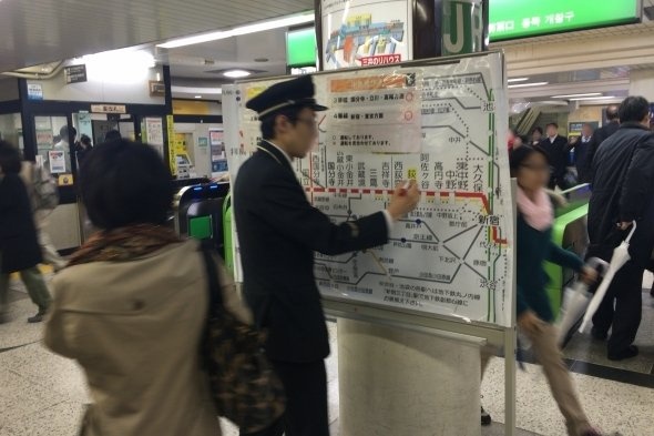 9時30分時点の中央線荻窪駅（2015年12月3日）