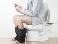 “トイレでスマホ”は痔の危険（shutterstock.com）