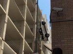 立体駐車場から人が乗った車が落下！　ギリギリの脱出劇の映像が大迫力