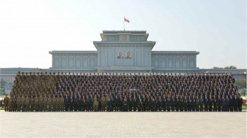 金正恩氏と「核弾頭爆発実験」功労者たちとの記念写真（2016年9月22日付労働新聞）