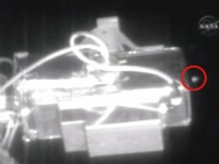 こ、これは！？国際宇宙ステーションのライブ映像に写し出された6つのオーブのちょっと通りますよ。