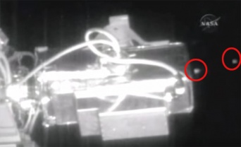 こ、これは！？国際宇宙ステーションのライブ映像に写し出された6つのオーブのちょっと通りますよ。
