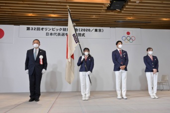 日本オリンピック委員会・山下泰裕会長、須崎優衣選手、山縣亮太選手、石川佳純選手(c)日本オリンピック委員会