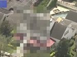 なんという不運…！　クレーン車が倒れて立派な家が真ん中で切断される。