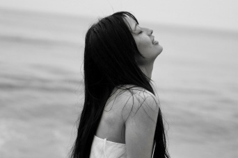 AKB48 行天優莉奈×アンディ・チャオ　写真展「BEYOND」開催！　行天は「過去と未来をつなぐ架け橋のような作品」