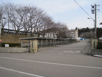 小松大谷高校（Hirorinmasaさん撮影、Wikimedia Commonsより）