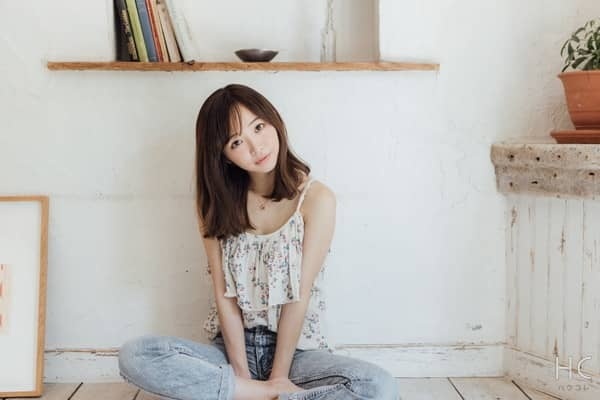 あぐらをかく女性