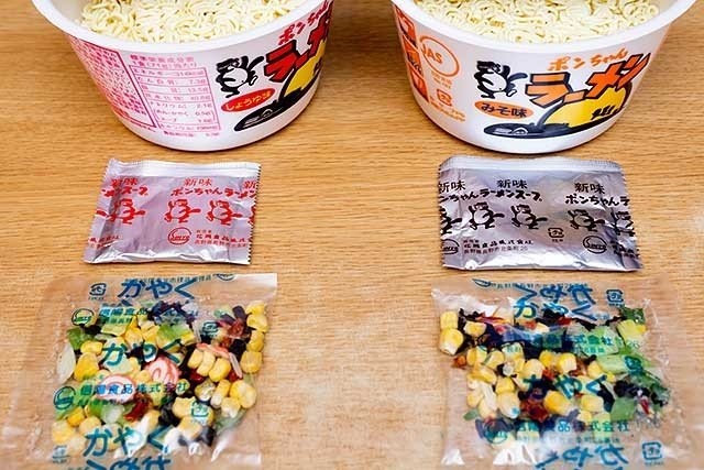 左：カップしょうゆ味　右：カップみそ味