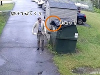 校長先生がゴミ箱を開けてびっくり！中からクマが「ち～っす！」