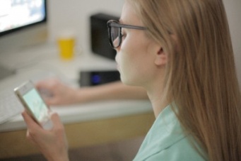 そんな別れ方アリ!?　「彼にLINEで別れ話もアリ」派……女子●●％