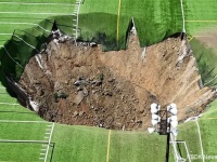 これは怖い！サッカー場に突如巨大な陥没穴が出現、電灯や芝飲み込まれていく