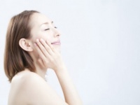 【医師監修】ニキビができる位置で違う！　原因と治し方