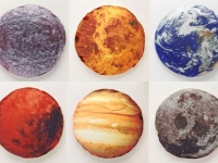 あなたの部屋が宇宙空間に！？「光る太陽系クッションケース」と「くるくる自転する宇宙ミニスツール」発売中！