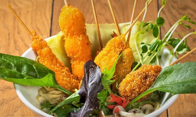 ラーメンの上に串カツ...だと？　大阪でダイナミックすぎるラーメンが爆誕「新世界の名物になってくれたら」