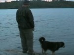 悪さはほどほどに！　犬と釣りをしていた男性に天罰が…