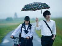 「まちぶん in 鹿児島県伊佐市」イメージキャラクター、牧島輝さん（右）と木下美優さん（左）