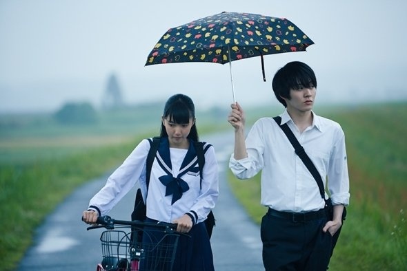 「まちぶん in 鹿児島県伊佐市」イメージキャラクター、牧島輝さん（右）と木下美優さん（左）