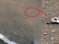 こ、これは！火星の地表に金属と思われる奇妙な部品が発見される