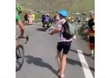 レース真っ最中なのに！笑　走る選手にサインを求める男性。