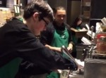【カナダ】スターバックスで自閉症のバリスタ、踊る！