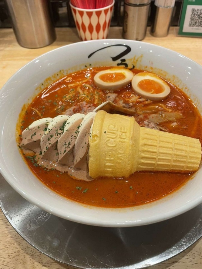 嘘だろ...(写真はマツさん提供。玉子は追加トッピング)