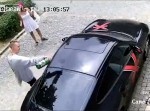 【悲劇】通りすがりの酔っ払いが自然な流れでポルシェに傷をつけていく…