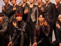 JO1・（上段左から）大平祥生、木全翔也、鶴房汐恩、川西拓実、河野純喜、豆原一成、川尻蓮（下段左から）與那城奨、金城碧海、佐藤景瑚、白岩瑠姫