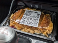 そのための場所だったんだ！？　車の「微妙に使いにくいスペース」が本領発揮で4.3万人膝を打つ