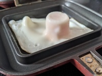 これが...目玉焼き？　ホットサンドメーカーで料理したら、黄身が貝柱みたいになった件