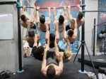 鉄棒からマッチョな男たちがぶら下がり『逆ピラミッド』を作る。