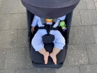 「0歳と1歳の息子を連れて買い物へ。階段の前で買い物袋をベビーカーに乗せてたら、踊り場に居た老人が...」（東京都・50代女性）