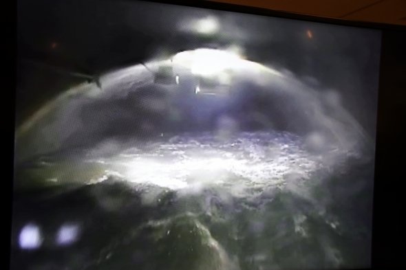 見づらいが、濁流が下水道管いっぱいに流れていく