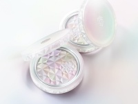 話題沸騰の予感……。透明感爆上がりフェイスパウダーがコスメデコルテAQから新登場