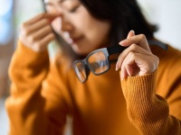 絵描き「片目が見えない...」→まさかの原因に12万人安心　「膝から崩れ落ちそう」「不覚にも笑ってしもた」