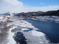 米代川（2005年12月14日　Bakkaiさん撮影、Wikimedia Commons