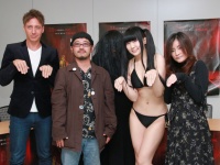 『呪怨』『雨女』清水崇監督がジャッジ！ 心霊アイドル・りゅうあVS怪談師・星野しずくが罰ゲーム付の怪談バトル！