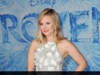 『アナ雪』アナ役クリステン・ベルが、ハロウィンにエルサのコスチューム姿を披露！