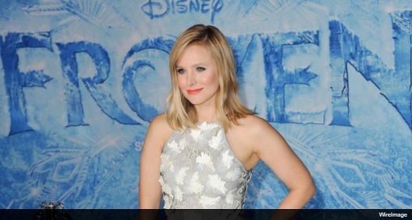 『アナ雪』アナ役クリステン・ベルが、ハロウィンにエルサのコスチューム姿を披露！