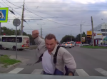 そこまで怒る！？　歩行者が車のボンネットに“鉄拳”をお見舞いする映像