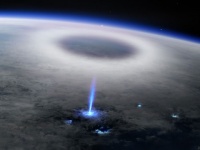 雷雲から上空へと放たれる、天を衝く青い光柱「ブルージェット」の発生源が国際ステーションの観測で明らかに