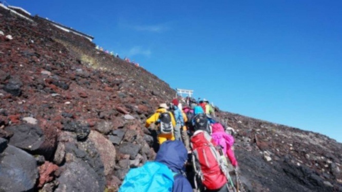 夫と富士山に上ったら...（画像はphotoAC)